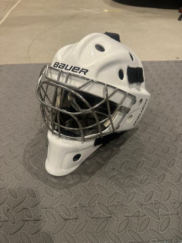 Junior Medium Bauer 940 Goalie Mask (Used)