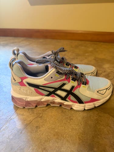 Women’s White Size 7 Asics Gel Running Shoes (Used)