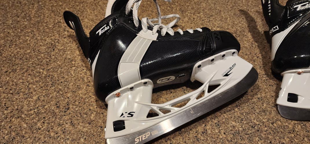 CCM Tacks 652 Hockey Skates Wide Width 7.5 (New)