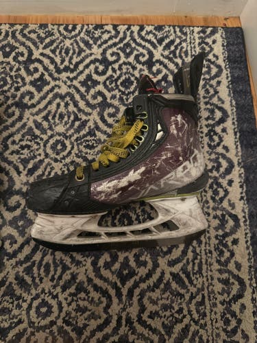 Black 2023 Bauer Vapor Hyperlite 2 Hockey Skates Regular Width Size 4.5 (Used)