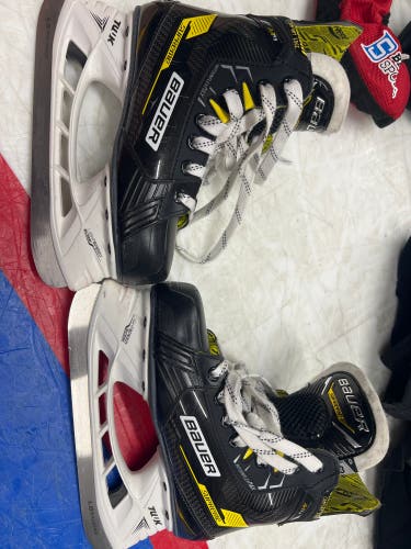 2022 Bauer Supreme M4 Hockey Skates Regular Width Size 3 (Used)