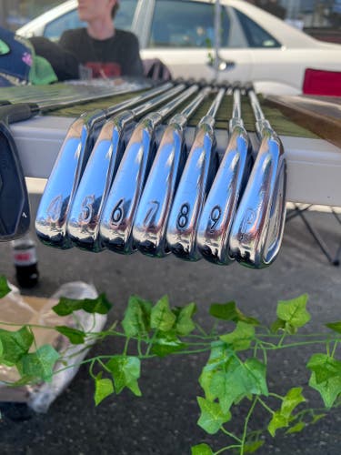 Men's Titleist T100 Right Handed Iron Set Stiff Flex (4 Clubs) #7 - #9, PW (Used)