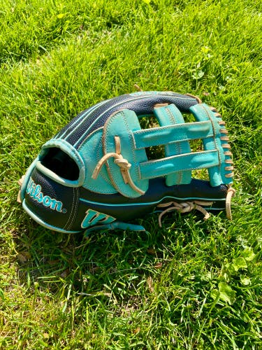 Wilson A2000 RH Outfield Baseball Glove 12.5" (Used)