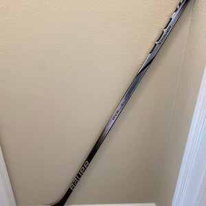 Senior Bauer Vapor Hyperlite 2 Right Handed Hockey Stick P28 65 Flex (Used)
