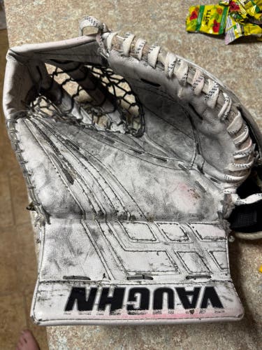 Used white SR Vaughn VE8 Pro Regular catcher catch glove Senior goal goalie
