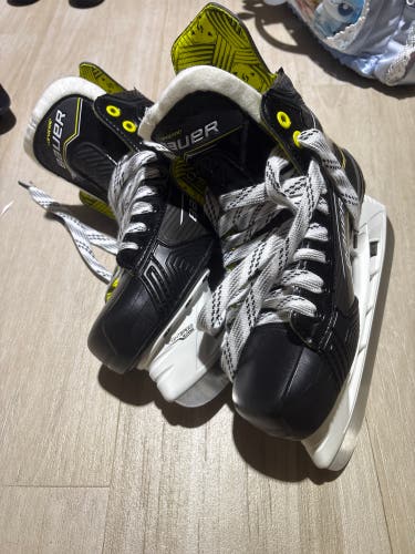 2024 Bauer Supreme M30 Hockey Skates Regular Width Size 4.5 (New)
