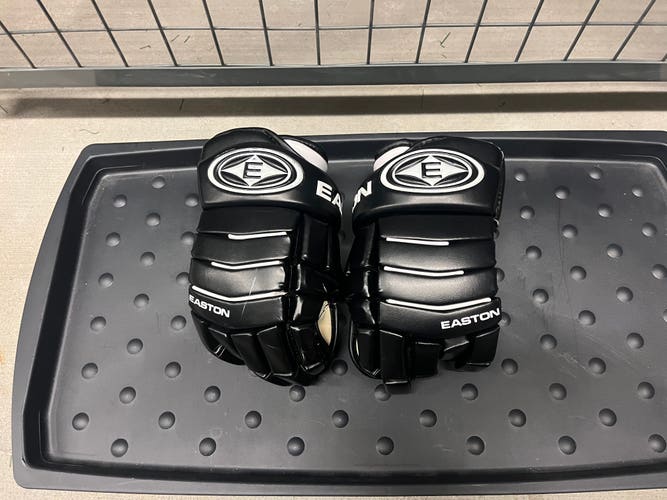 Easton Synergy 500 Gloves 12" (Used)