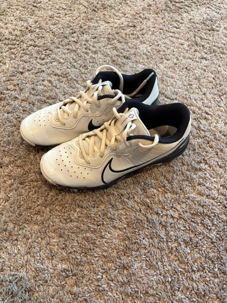 White 5Y (Big Kids / Youth) Youth Nike Low Top Molded Cleats (Used)