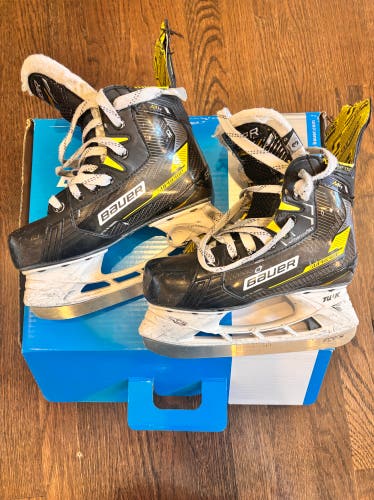 2022 Bauer Supreme M4 Hockey Skates Size 3 (Used)
