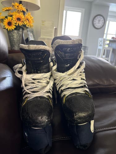 Black 2022 Bauer Supreme M5 Pro Hockey Skates Regular Width Size 3.5 (Used)