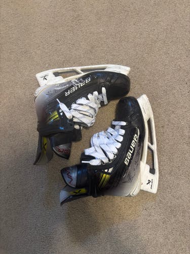 2023 Bauer Vapor Hyperlite 2 Hockey Skates 9 (Used)
