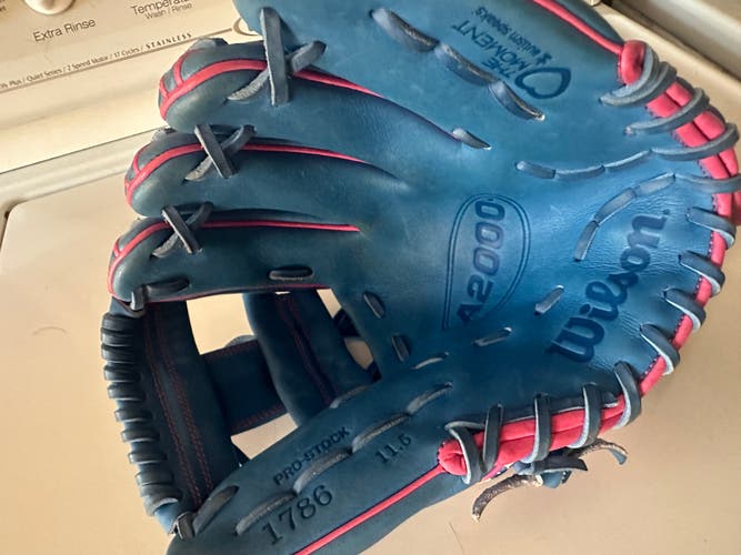 2025 Wilson RH Infield A2000 1786 Baseball Glove 11.5"