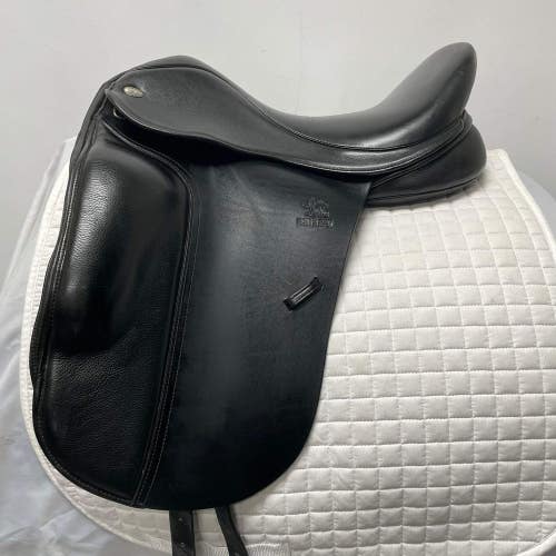 Fairfax Classic Dressage Saddle 17" M