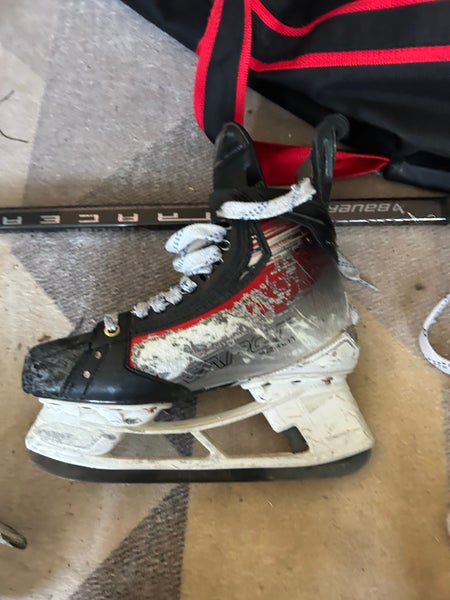2023 Bauer Vapor Hyperlite 2 Hockey Skates Regular Width 6.5 (Used)