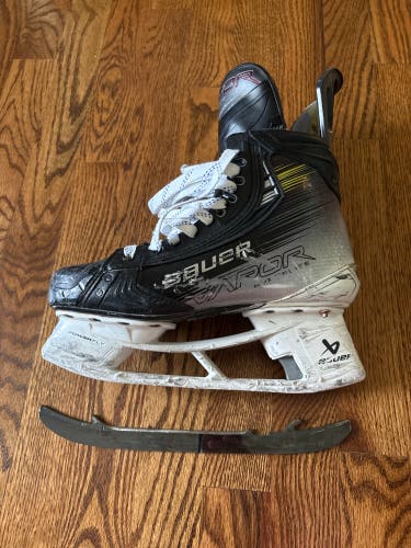 2023 Bauer Vapor Hyperlite 2 Hockey Skates 6 (Used)