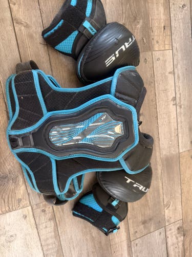 Large Junior True Shoulder Pads (Used)