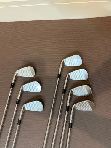 Men's 2021 Titleist T100 Right Handed Iron Set Extra Stiff Flex (Used)