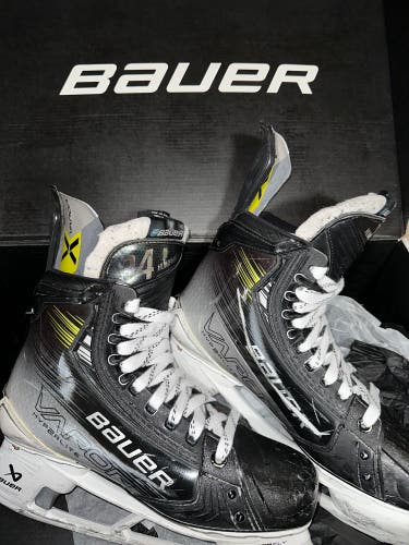 Bauer Vapor Hyperlite 2 Custom-Pro Stock Hockey Skates Regular Width 7.5 (Used)