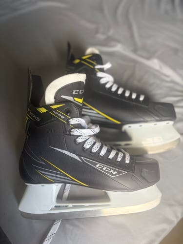 Black CCM Tacks 1092 Hockey Skates Regular Width 9 (Used)