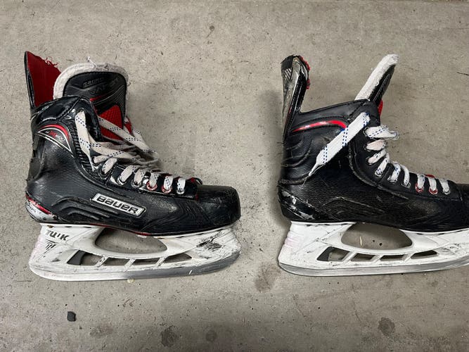 Black 2017 Bauer Vapor X600 Hockey Skates Regular Width 7.5 (Used)