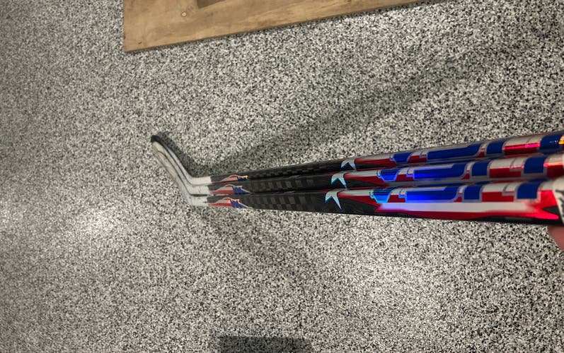 Senior Bauer Twitch Right Handed Hockey Stick P86 77 Flex (Used)