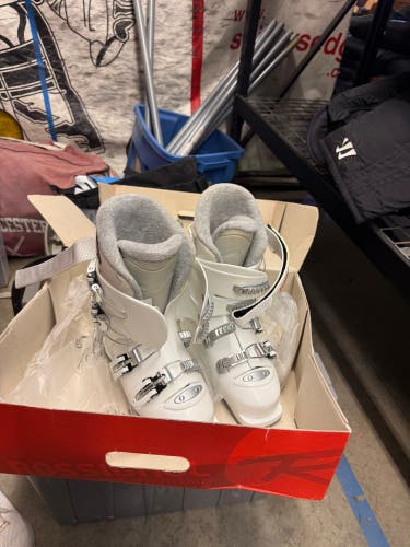 Mondo 23 & 23.5 Rossignol Ski Boots (Used)