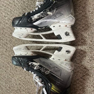 2023 Bauer Vapor Hyperlite 2 Hockey Skates Regular Width 10.5 (Used)