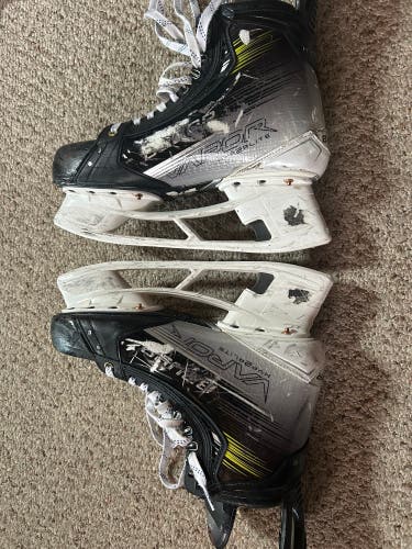 2023 Bauer Vapor Hyperlite 2 Hockey Skates Regular Width 10.5 (Used)