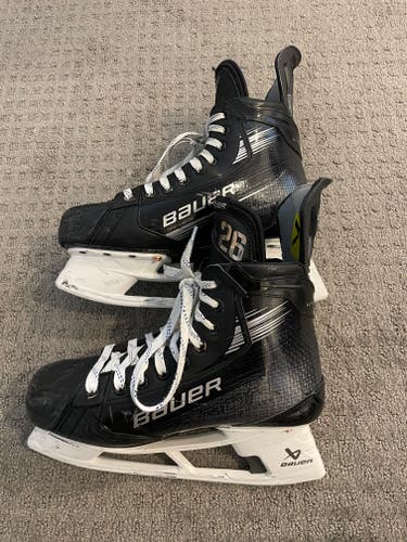 Black Bauer Vapor Hyperlite 2 Hockey Skates Regular Width 8.5 (Used)