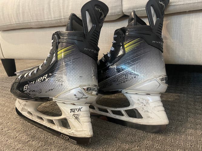 Black/Gray Bauer Vapor Hyperlite Hockey Skates Regular Width 8.5 (Used)