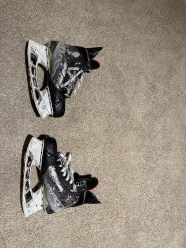 2021 Bauer Vapor Hyperlite Hockey Skates Narrow Width 8.5 (Used)