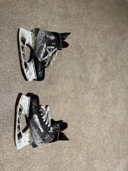 2021 Bauer Vapor Hyperlite Hockey Skates Narrow Width 8.5 (Used)
