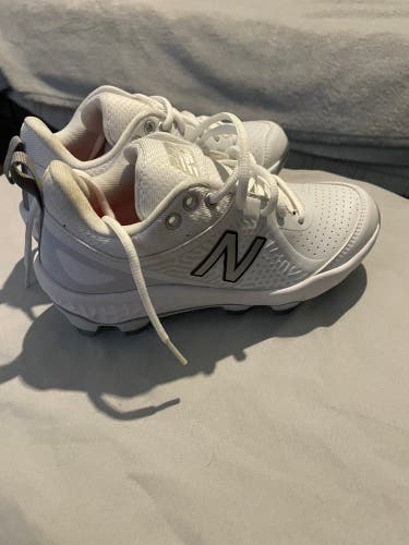White Women's Size M 4.0 (W 5.0) New Balance Low Top Molded Cleats (New)