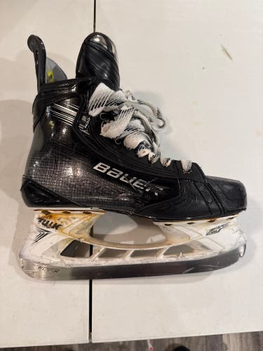 Black 2023 Bauer Vapor Hyperlite 2 Hockey Skates 8.5 (Used)