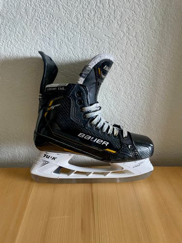 2022 Bauer Supreme M5 Pro Hockey Skates Regular Width 9 (Used)