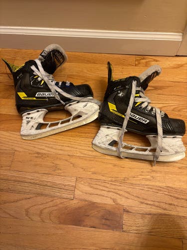 2022 Bauer Supreme M4 Hockey Skates Regular Width Size 2 (Used)
