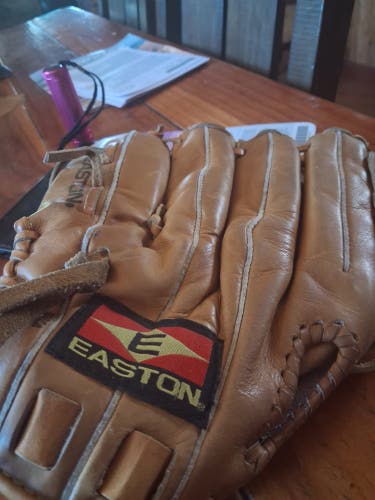 Easton Ex1300 RH Baseball Glove 11" (Used)