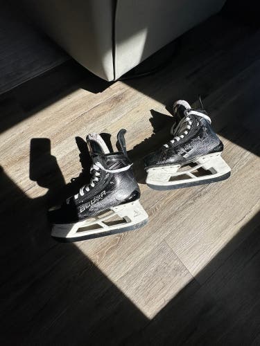 Black/Gray 2023 Bauer Vapor Hyperlite 2 Hockey Skates Regular Width Pro Stock 8 (Used)