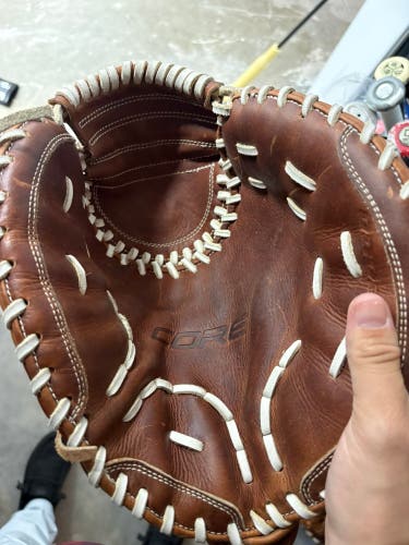 Easton RH Softball Glove 33" (Used) Easton Core Series ECGFP2000 33 Inch Fastpitch Softball Catcher'