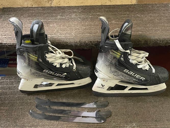 Black/Gray 2023 Bauer Vapor Hyperlite 2 Hockey Skates Regular Width Pro Stock 8 (Used)