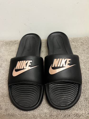 Nike Men’s Victori One Slides Size 11 CN9675-006 Black/Metallic Gold Beachwear