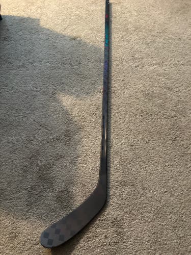 Intermediate CCM Vizion 65 flex Right Handed Hockey Stick P28+1/4 (New)