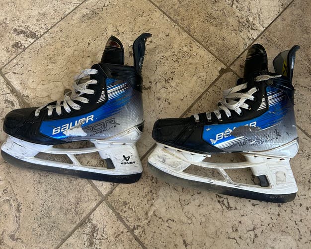 Blue 2023 Bauer Vapor Hyperlite 2 Hockey Skates Regular Width Pro Stock 9.5 (Used)