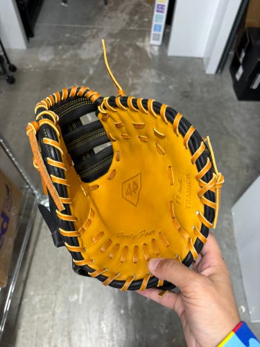 RH Baseball Glove 11" (New)pro 44 trainer glove