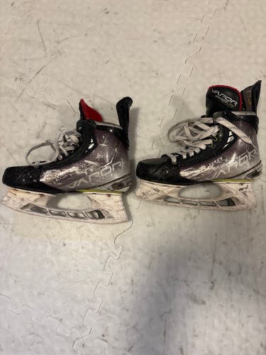 Black/White 2021 Bauer Vapor Hyperlite Hockey Skates Size 4 (Used)
