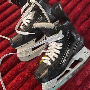 Black 2022 Bauer Supreme M50 Pro Hockey Skates Regular Width Size 2.5 (Used)