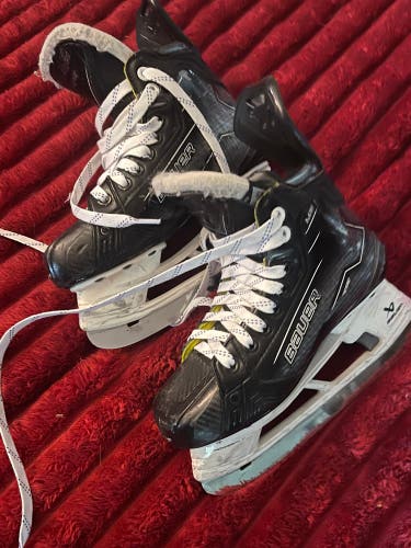 Black 2022 Bauer Supreme M5 Pro Hockey Skates Regular Width Size 2.5 (Used)