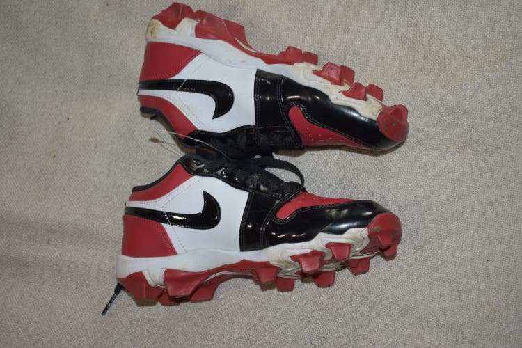 Youth Air Jordan FastFlex Low Top Molded Cleats, Black/White/Red, Size 4 - Great Condition!