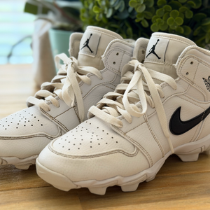White Unisex 4Y (Big Kids / Youth) Youth Air Jordan Cleats (Used)