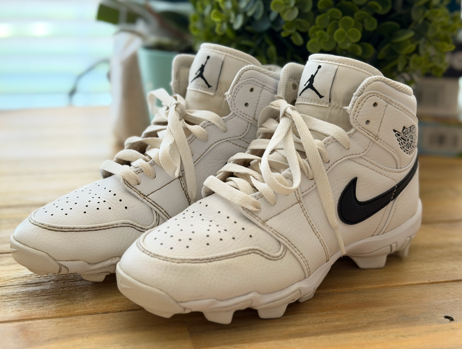 White Unisex 4Y (Big Kids / Youth) Youth Air Jordan Cleats (Used)